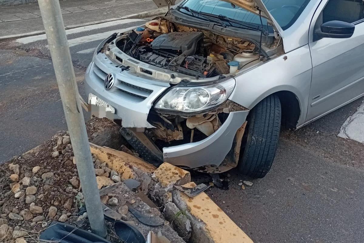 Motorista fica ferido após colidir carro contra base de poste