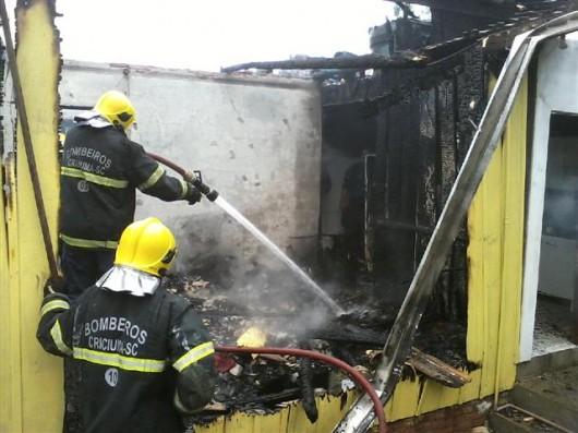 Casa pega fogo no bairro Naspolini