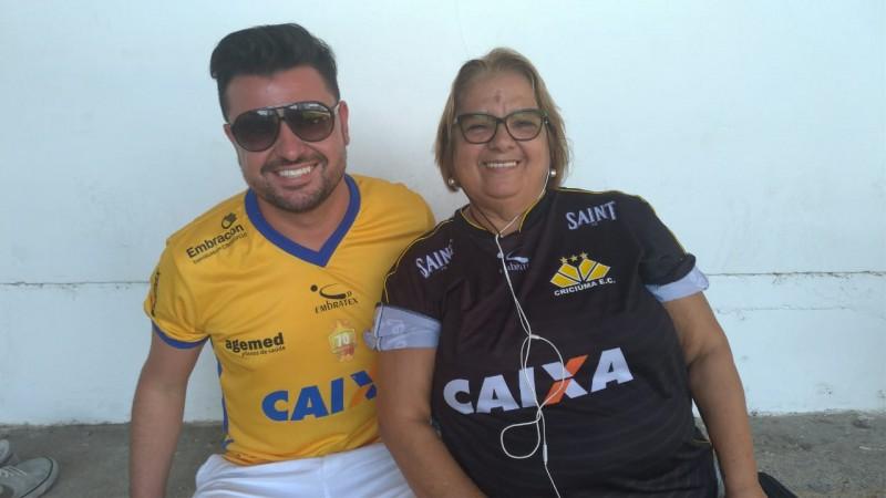 Apesar do forte calor, torcida carvoeira comparece ao Majestoso 