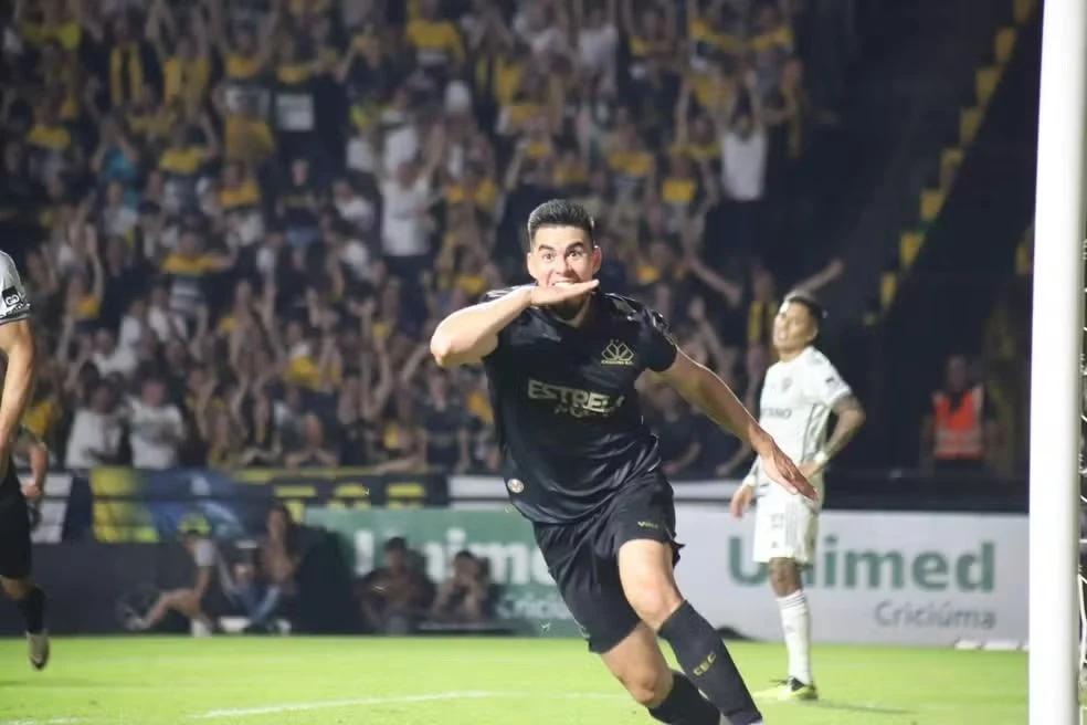 Wilker Ángel sai de campo lesionado e fará exames nos próximos dias