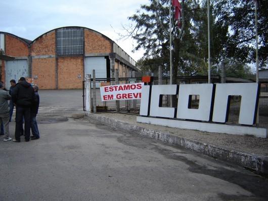 Mais 100 metalúrgicos aderem à greve nesta segunda-feira