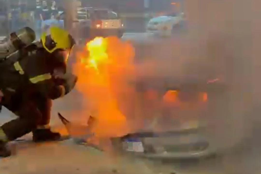 Carro pega fogo e provoca bloqueio na avenida Centenário, em Criciúma