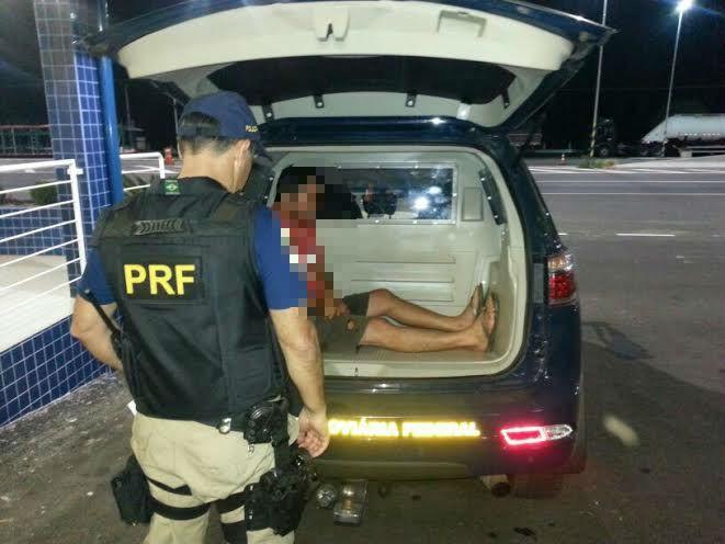 Embriagado, sem habilitação e com licenciamento vencido: motorista é preso na 101