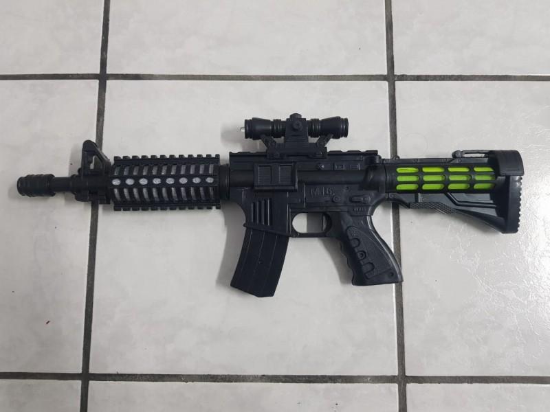 Adolescente é apreendido com arma de brinquedo após fazer ameaças em frente a escola em Orleans