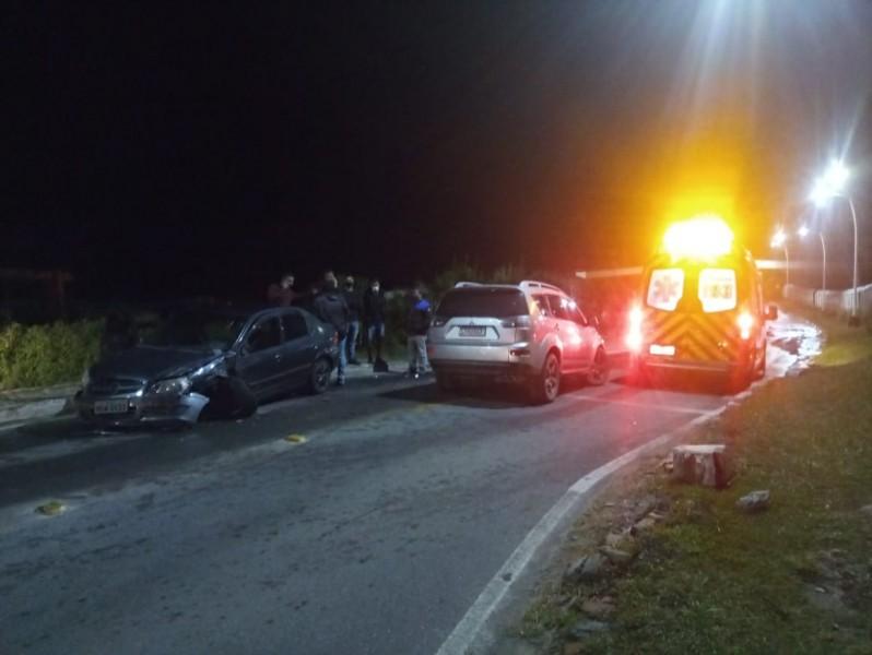 Colisão frontal entre dois veículos deixa uma mulher de 57 anos ferida 