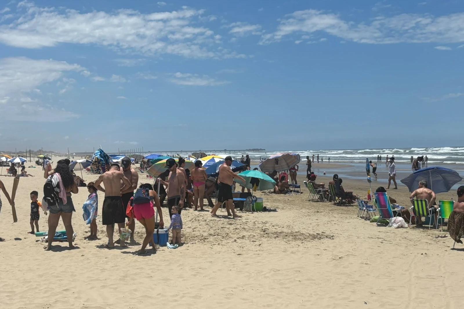 Último dia do ano com movimento intenso na praia de Balneário Rincão