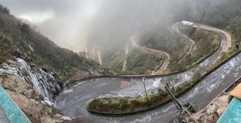 Serra do Rio do Rastro registra camada de gelo sobre a pista e rodovia segue interditada