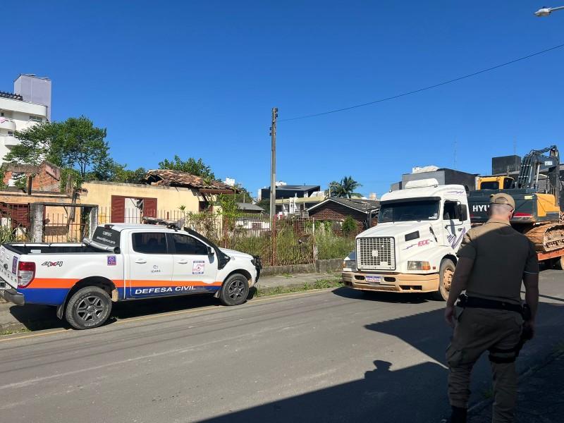 Casa abandonada no centro é demolida pela Defesa Civil de Içara