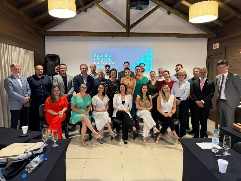 Empresários e lideranças públicas unem esforços na Plenária Regional Extremo Sul da Facisc