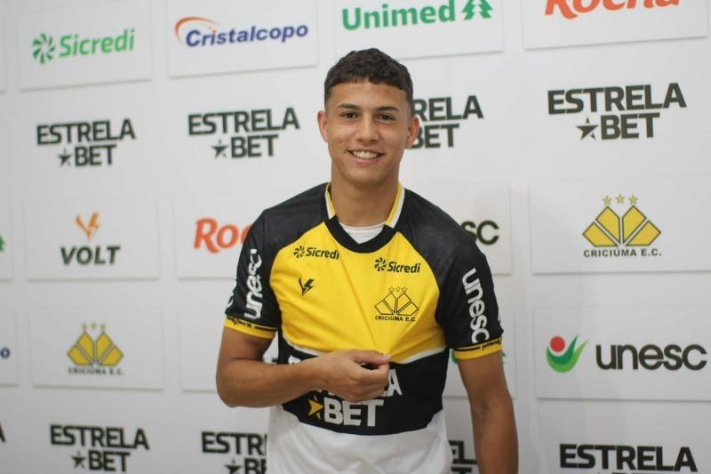 Meia Baltasar Barcia sofre lesão na coxa e desfalca Criciúma 