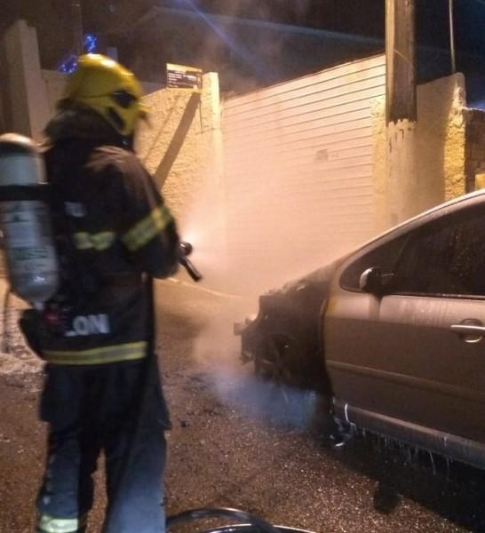 Carro pega fogo no bairro Paraíso, em Capivari de Baixo