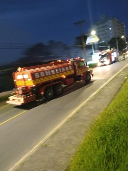 Bombeiros combatem incêndio em imóvel 