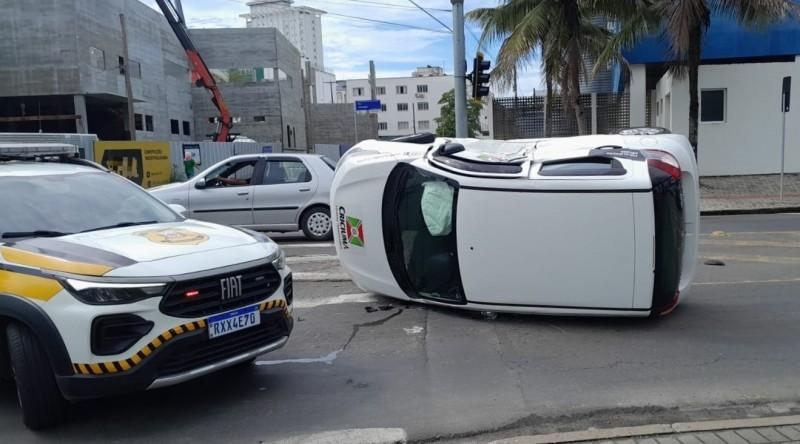 Carro da Prefeitura de Criciúma tomba após colisão no Centro