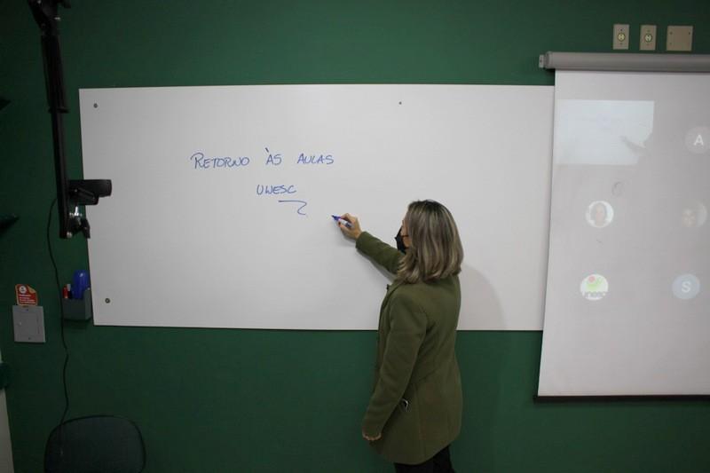 Aulas híbridas com transmissão ao vivo e presencialidade programada são novidades para o 2º semestre