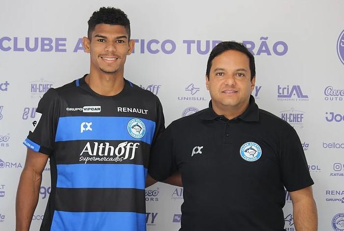 Atlético Tubarão apresenta lateral-direito Everton