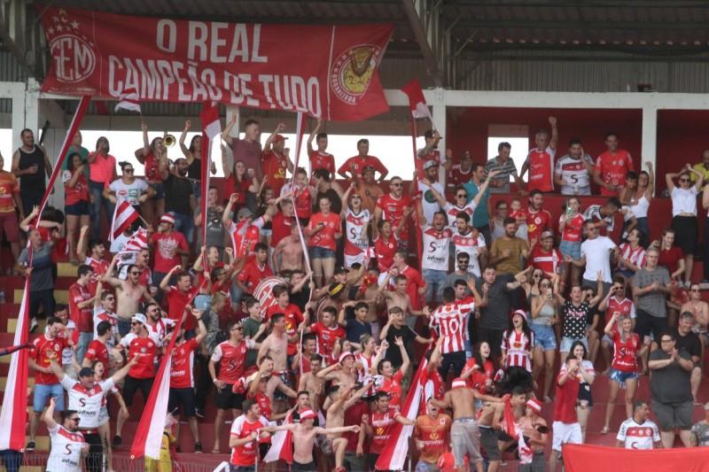 Clássico da Polenta: torcidas compareceram ao estádio Darci Marini e apoiaram suas equipes 