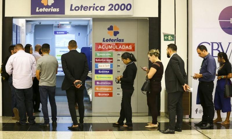 Bancos e lotéricas abrem nesta segunda-feira, mas com recomendações de segurança e higiene