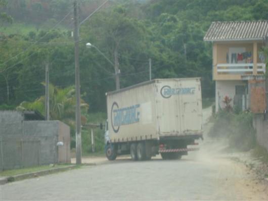 Caminhões causam transtorno no São Simão