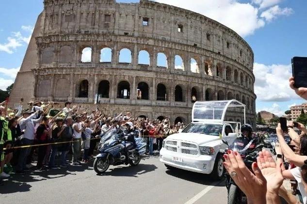 Papa Francisco é sepultado em Roma diante de mais de 200 mil pessoas
