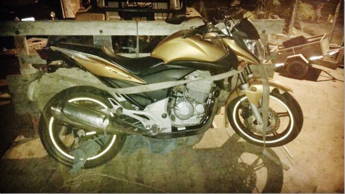 Motociclista morre ao colidir na traseira de carroceria de trator
