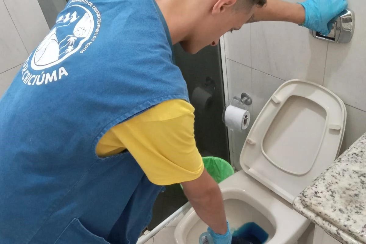 Trato por Criciúma faz alerta sobre resíduos sólidos na rede de esgotos