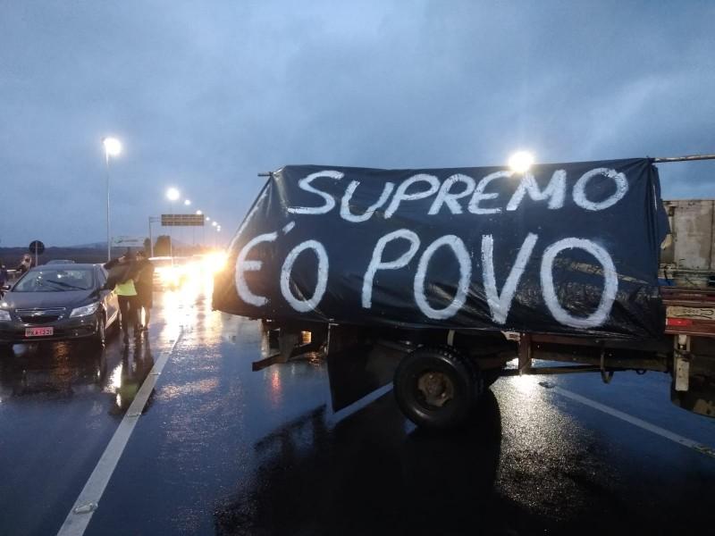 Manifestantes bloqueiam parcialmente o trânsito no pedágio em Maracajá