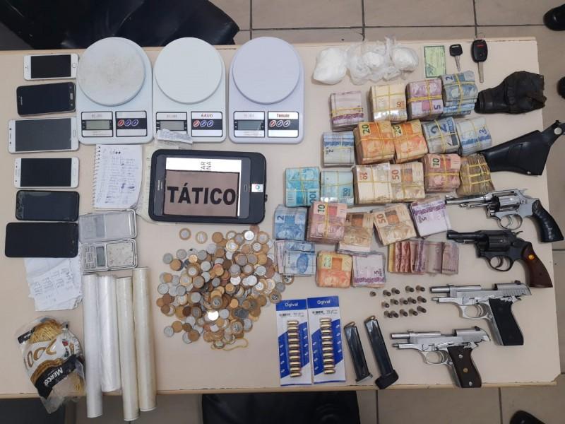 Polícia Militar realiza operação em Criciúma e apreende armas de fogo, drogas e mais de R$ 66 mil