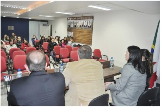 Alunos de Direito da Esucri visitam a sede da OAB em Criciúma