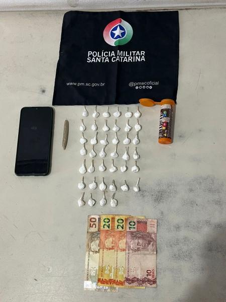 Homem é preso após ser abordado com porções de cocaína em Araranguá
