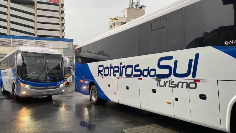 Greve do magistério: ônibus com 200 professores saem de Criciúma para ato em Florianópolis 