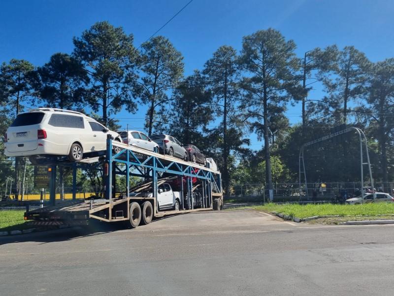 Criciúma: caminhão-cegonha fica preso em linha férrea