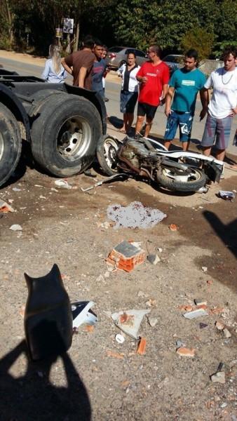 Motociclista de 20 anos perde a vida após colidir contra carro e caminhão