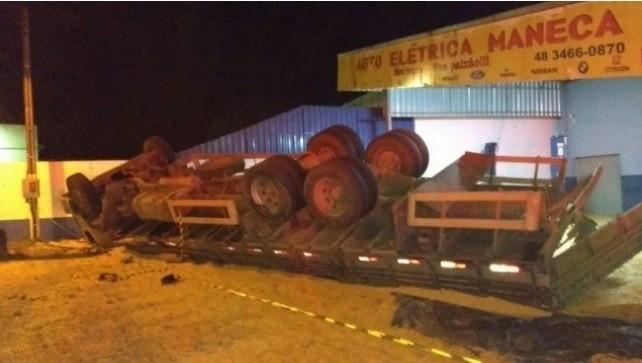 Caminhão colide em autoelétrica e capota em rodovia