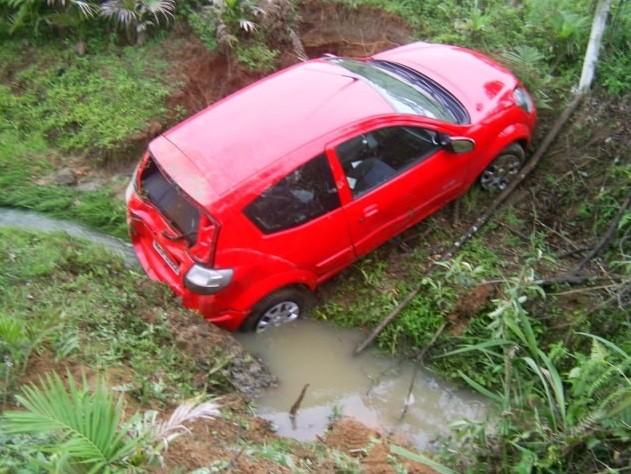 Jovem fica ferida após carro cair em ribanceira