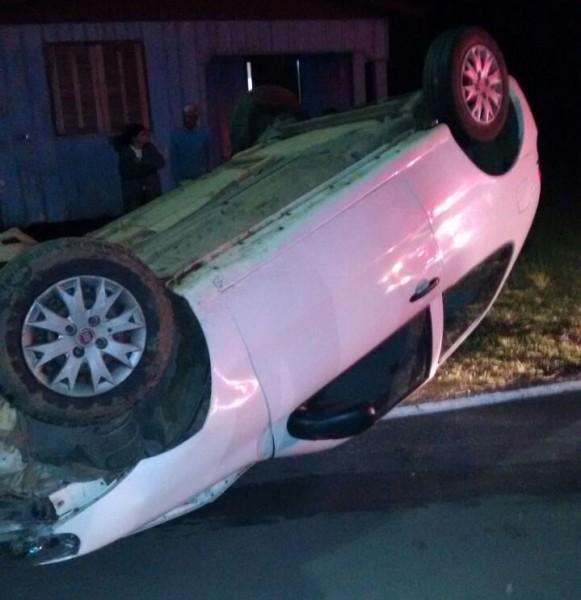 Condutora capota após colidir com pneu de caminhão solto na marginal da BR-101