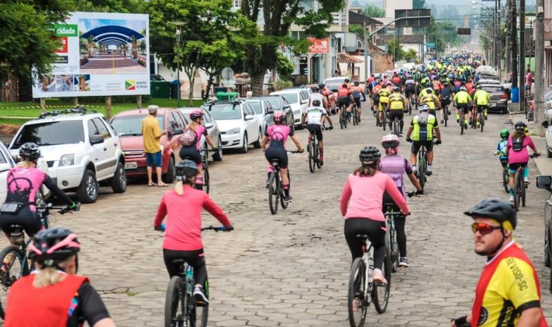 Mais de 300 ciclistas participaram de passeio em Treviso