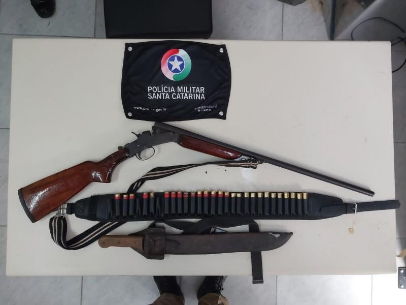 Homem é preso em matagal com espingarda e pássaros mortos em Forquilhinha 