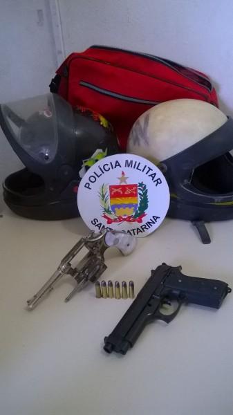 Dois assaltantes são presos em operação policial