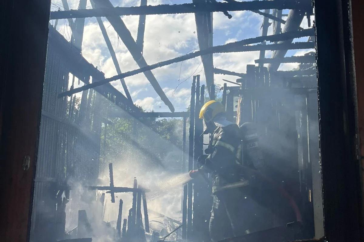 Bombeiros Militares combatem incêndio em casa em Tubarão