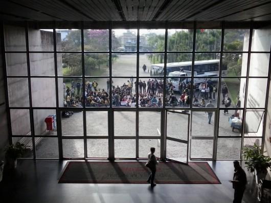 Hora de conversar: manifestantes e prefeito estão reunidos no Paço Municipal
