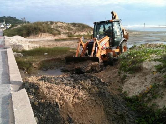 Tubulação de esgoto é lacrada no Mar Grosso, em Laguna