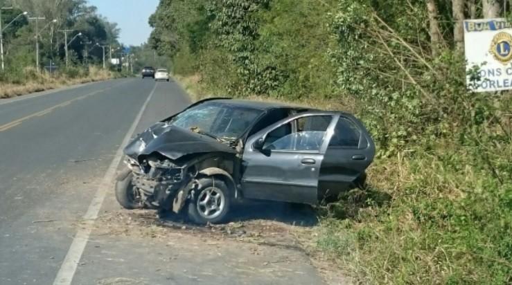 Motorista é socorrido em estado grave após colidir em árvore
