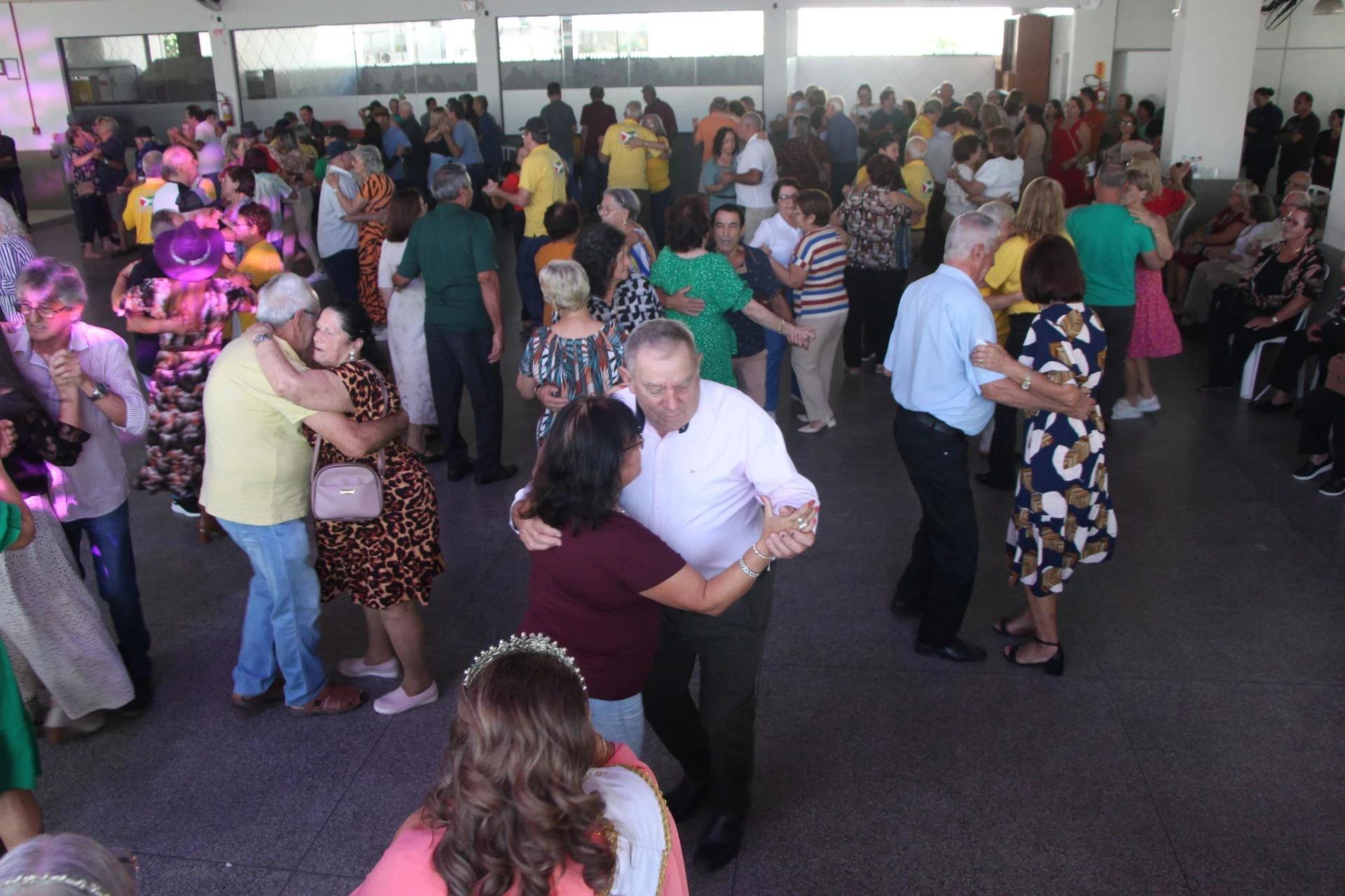 Morro da Fumaça promove segundo Baile da Terceira Idade de 2025