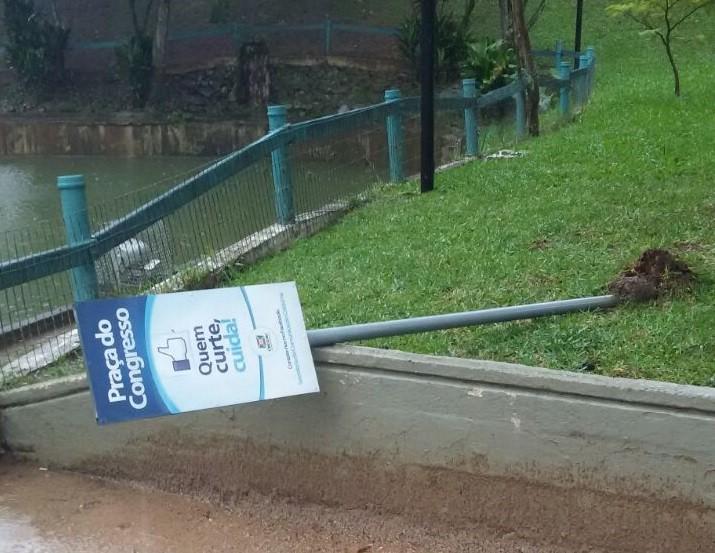 Praça do Congresso é alvo de vandalismo