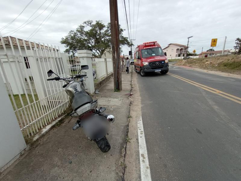 Motociclista é hospitalizado após colisão com poste em Jaguaruna