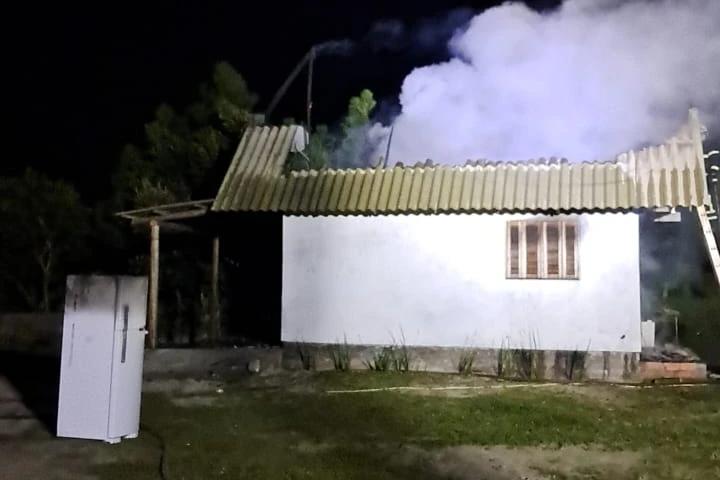 Incêndio destrói cabana em Balneário Arroio do Silva e deixa proprietário ferido