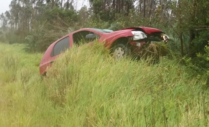 Criança é socorrida por populares após saída de pista