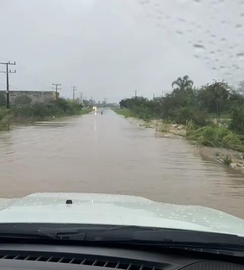 São João do Sul tem trecho da SC-290 com água sobre a pista; autoridades recomendam atenção