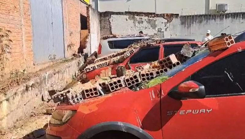 Ventos fortes provocam queda de muro que atinge cinco carros no Centro de Criciúma