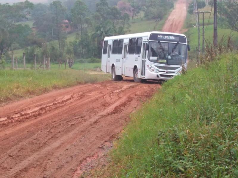 VÍDEO: Chuva não resolve na lavoura e faz atolar na estrada